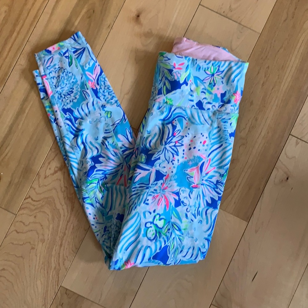 Great condition Lilly Pulitzer lion print blue leggings with one pocket small
